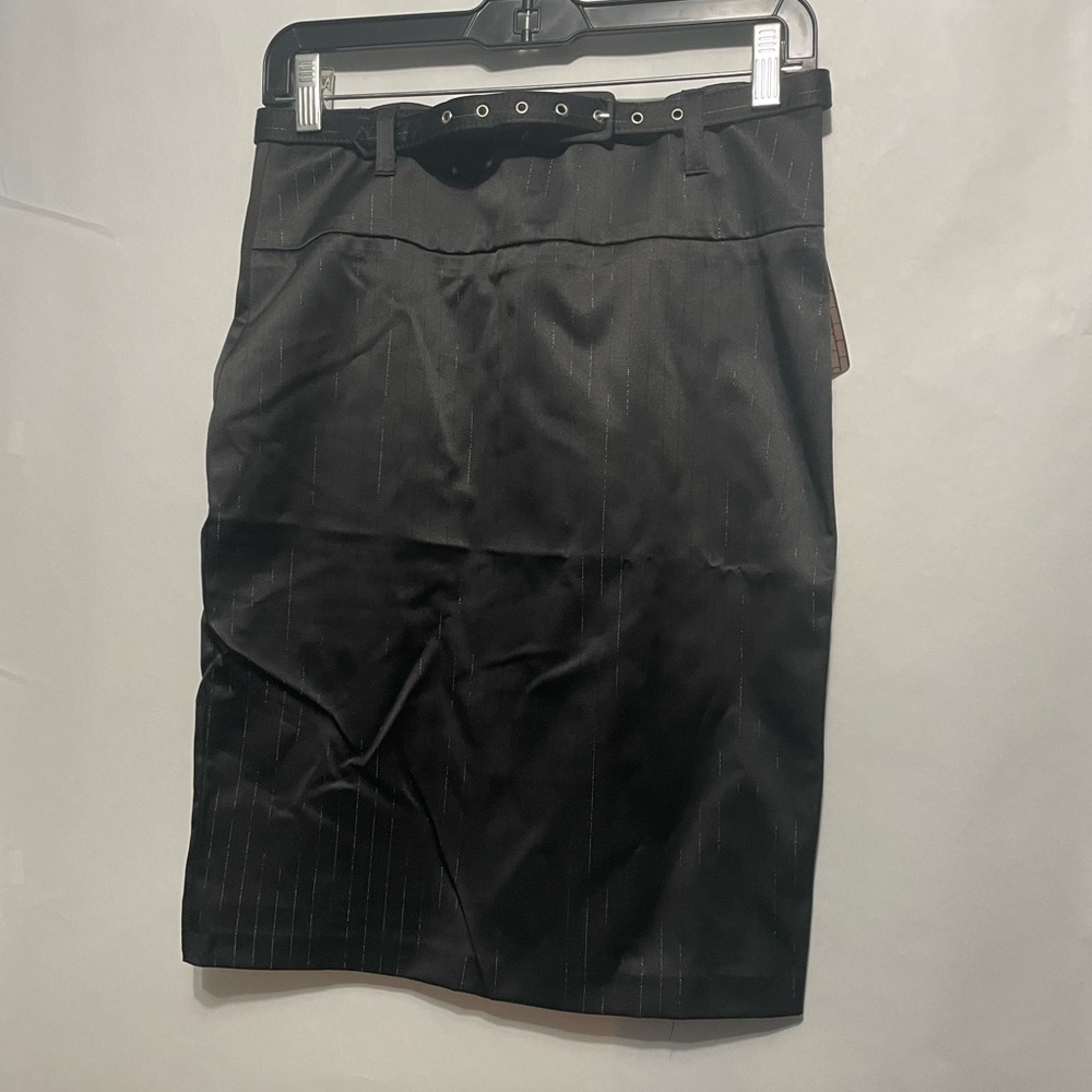 Black skirt with thin belt